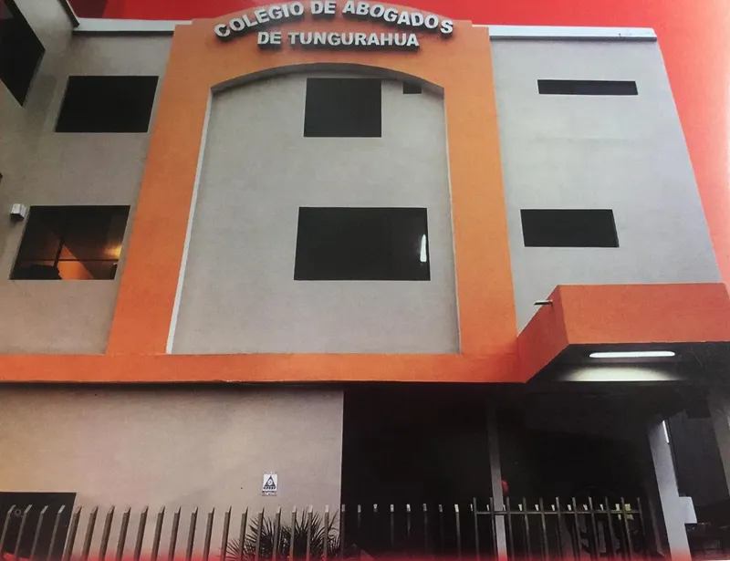 Fachada de la sede del Colegio de Abogados de Tungurahua, edificio de tres pisos en tonos naranja y gris con el letrero "Colegio de Abogados de Tungurahua"