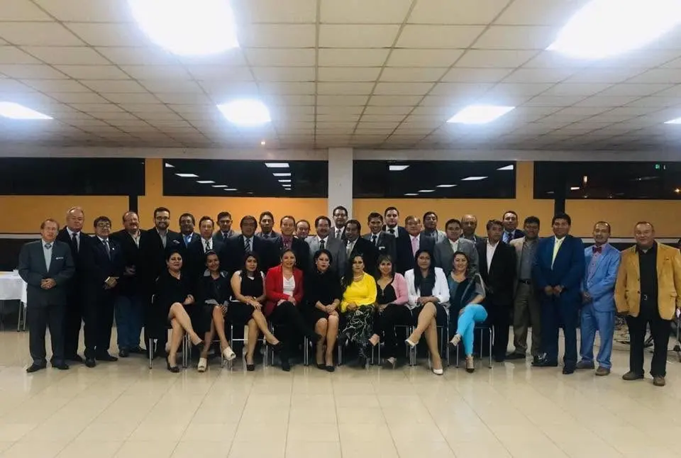 Foto grupal de numerosos abogados y abogadas en el salón del Colegio durante la sesión solemne por el Día del Abogado